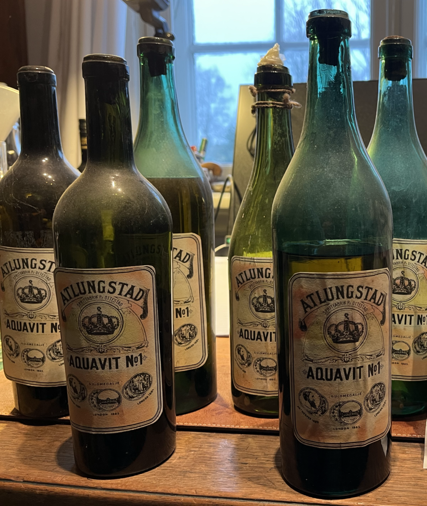 Da Atlungstad Brenneri inngikk kontrakt med Arcus (nå Anora) i 2013 og fortsatt sprit- og brennevinsproduksjon på Atlungstad, ble det skålt i originale varer fra 1920. Forto: H. Heuch.